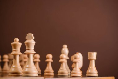 Tahta oyunda tahta satranç taşları. kahverengi eski arkaplan