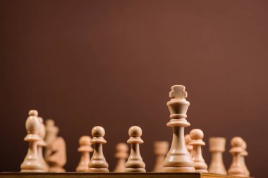 Tahta oyunda tahta satranç taşları. kahverengi eski arkaplan