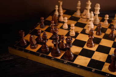 Tahta oyunda tahta satranç taşları. kahverengi eski arkaplan