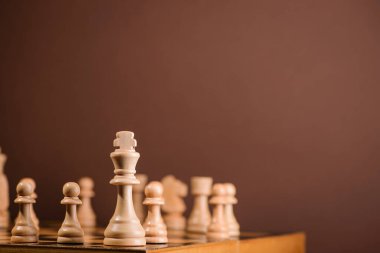 Tahta oyunda tahta satranç taşları. kahverengi eski arkaplan