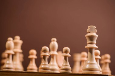 Tahta oyunda tahta satranç taşları. kahverengi eski arkaplan