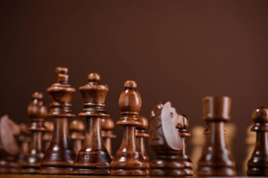 Tahta oyunda tahta satranç taşları. kahverengi eski arkaplan