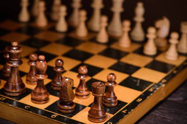 Tahta oyunda tahta satranç taşları. kahverengi eski arkaplan