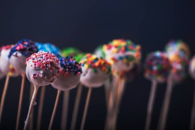 Renkli tatlı pasta mavi arka planda şeker patlatır