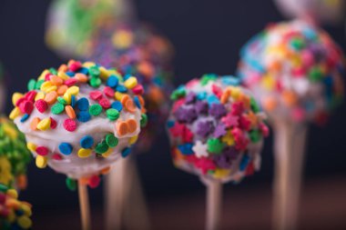 Renkli tatlı pasta mavi arka planda şeker patlatır