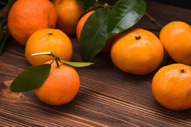 Tahta masada taze portakal mandalinası. meyve arkaplanı