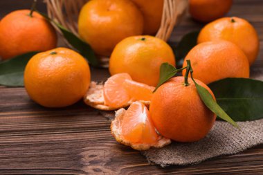 Ahşap masada taze turuncu mandalina. meyve arkaplanı