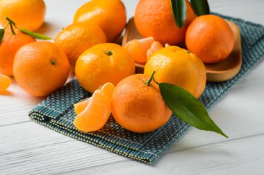 Beyaz ahşap masada taze ve sulu mandalina.