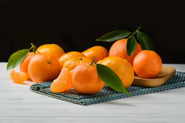 Beyaz ahşap masada taze ve sulu mandalina.