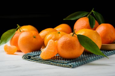 Beyaz ahşap masada taze ve sulu mandalina.