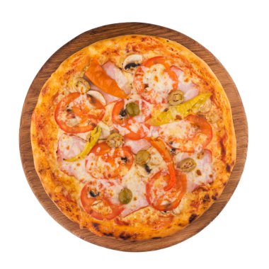 Beyaz arka planda kırmızı biberli ve pastırmalı İtalyan pizzası. en üstteki görünüm