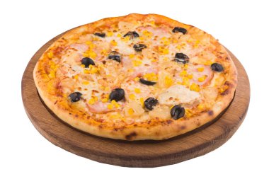 Beyaz arka planda zeytinli, pastırmalı ve mısırlı lezzetli pizza.