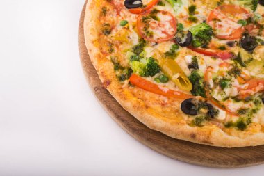 Zeytinli, brokolili, biberli ve domatesli vejetaryen pizza.