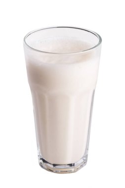Beyaz arka planda izole edilmiş bir bardak taze süt.