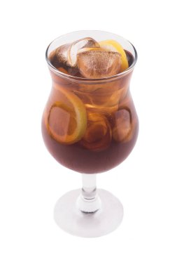 Beyaz arka planda buzlu ve limonlu bir bardak soğuk çay