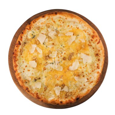 Beyaz arka planda izole edilmiş peynirli ve fındıklı sıcak pizza