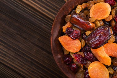 Kil kasede kurutulmuş meyve karışımı. sağlıklı gıda geçmişi