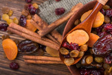 Kil kasede kurutulmuş meyve karışımı. sağlıklı gıda geçmişi