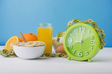 Sağlıklı ve düzgün yiyecekler. Güzel kahvaltı. diyet konsepti yulaf ezmesi ve meyve suyu