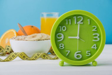 Sağlıklı ve düzgün yiyecekler. Güzel kahvaltı. diyet konsepti yulaf ezmesi ve meyve suyu