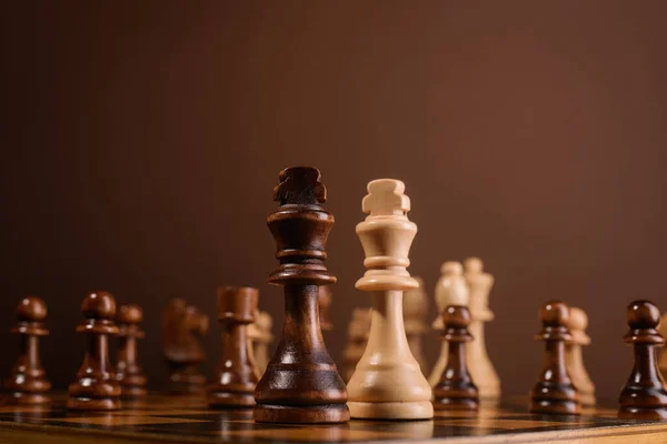棋盘上的木制棋子 棕色复古背景 — 图库照片