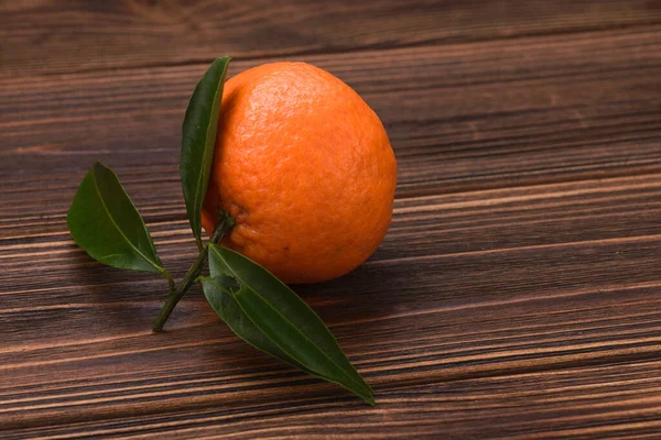 Verse Sinaasappelmandarijnen Houten Tafel Fruitachtergrond — Stockfoto