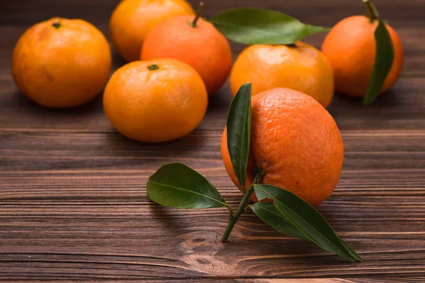 Verse Sinaasappelmandarijnen Houten Tafel Fruitachtergrond — Stockfoto