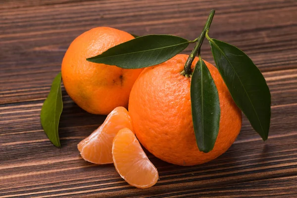 Verse Sinaasappelmandarijnen Houten Tafel Fruitachtergrond — Stockfoto