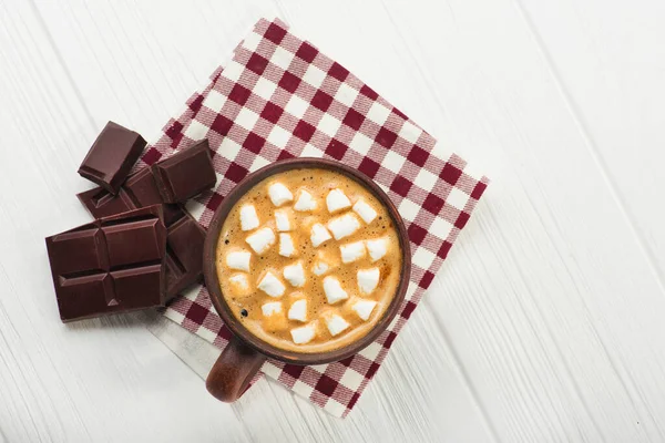 Taza Cacao Caliente Con Malvaviscos Chocolate Mesa Blanca Vista Superior — Foto de Stock