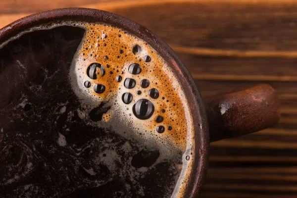 Ahşap Masadaki Lezzetli Kahve Fincanını Kapat — Stok fotoğraf