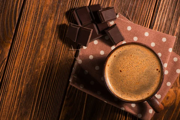 Xícara Café Com Barra Chocolate Guardanapo Tabela Estilo Ventilação Rústica — Fotografia de Stock