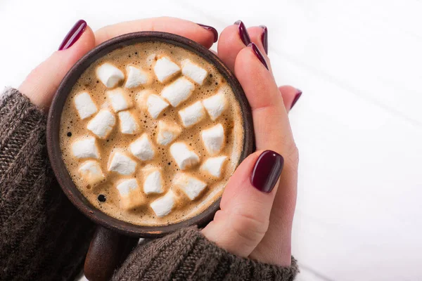 Vrouw Gekleed Een Trui Met Een Hete Kop Koffie Met — Stockfoto