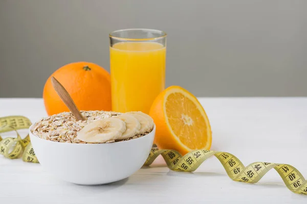 Zdrowe Śniadanie Owsianki Szklanka Świeżego Soku Pomarańczowego — Zdjęcie stockowe