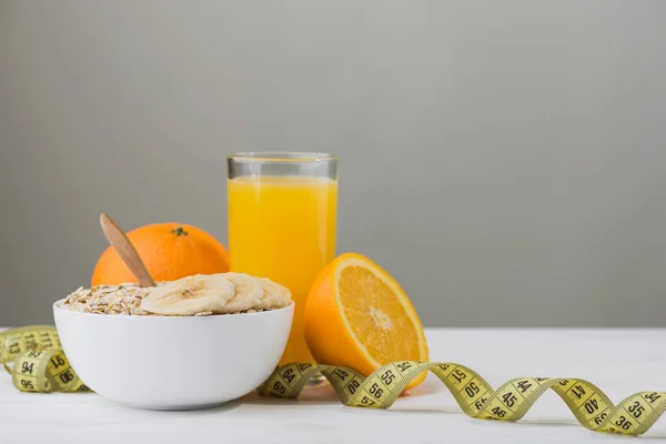 Zdrowe Śniadanie Owsianki Szklanka Świeżego Soku Pomarańczowego — Zdjęcie stockowe