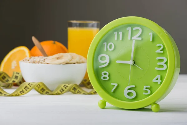 Relógio Verde Contra Qual Aveia Fruta Com Suco Tempo Alimentação — Fotografia de Stock