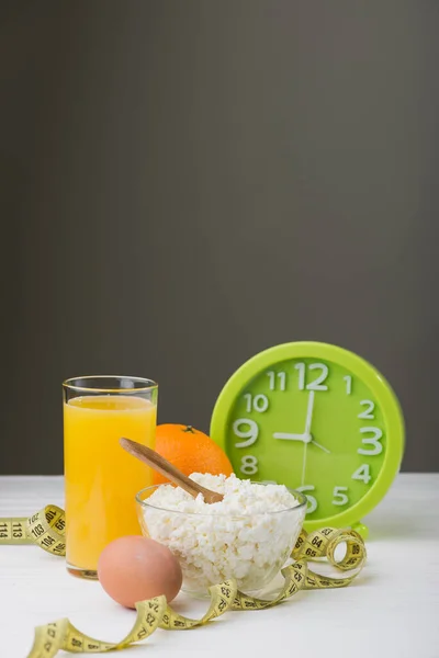Świeży Ser Sok Pomarańczowy Zielony Zegarek Stole Właściwa Zdrowa Żywność — Zdjęcie stockowe