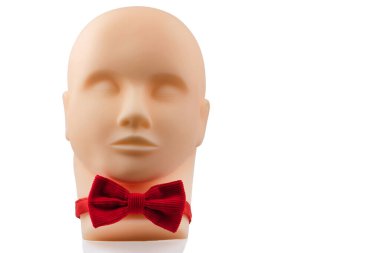 Siyah gözlüklü manikin kafası beyaz arkaplanda izole edilmiş.