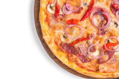 Tahta üzerinde salamlı, soğanlı ve pepperonili lezzetli pizza. beyaz üzerine izole