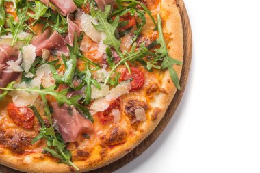 Beyaz zemin üzerinde prosciutto ve roka ile izole edilmiş sıcak İtalyan pizzası.