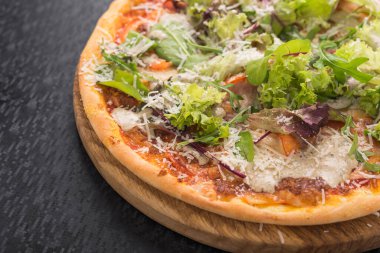 Siyah masada salatalı taze pizza.