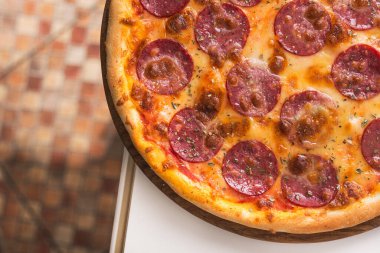 Masada salamlı pizza, manzaralı, kafede akşam yemeği.