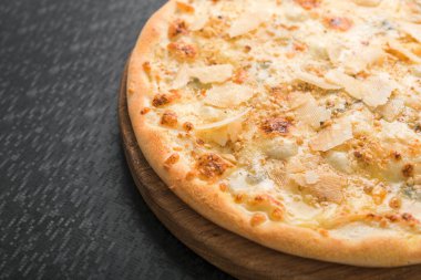 Siyah arka planda karışık peynirli sıcak pizza
