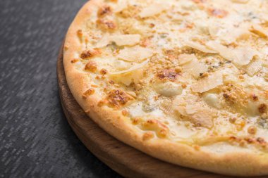 Siyah arka planda karışık peynirli sıcak pizza
