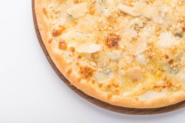 Beyaz arka planda izole edilmiş karışık peynirli sıcak pizza.