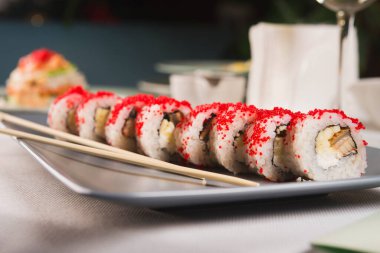 Restoranda akşam yemeği. Japon yemeği. Somon balığı restorandaki masada..