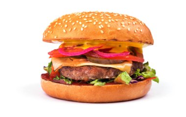 Beyaz arkaplanda soğanlı, domatesli ve peynirli leziz hamburger.