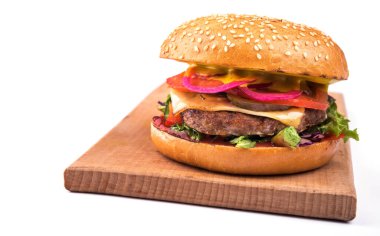 Beyaz arkaplanda soğanlı, domatesli ve peynirli leziz hamburger.