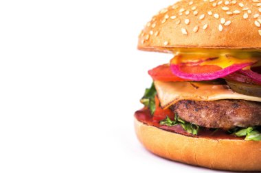 Beyaz arkaplanda soğanlı, domatesli ve peynirli leziz hamburger.