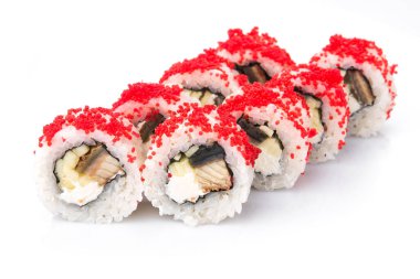 Beyaz arka planda izole edilmiş lezzetli deniz ürünleri suşisi.