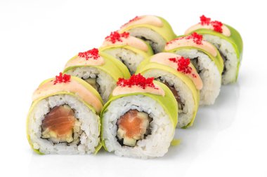 Beyaz arka planda izole edilmiş lezzetli deniz ürünleri suşisi.